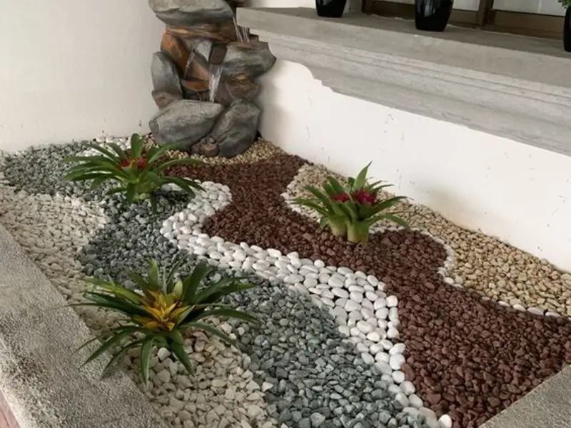 Taman Kering dengan Batu Koral dan Tanaman Tropis