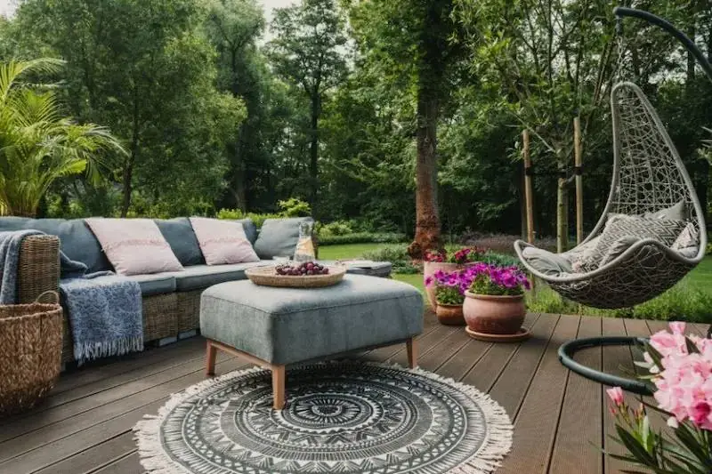 Kombinasi Tanaman dan Furnitur di Teras Halaman: Rahasia Menciptakan Ruang Outdoor yang Nyaman dan Estetik